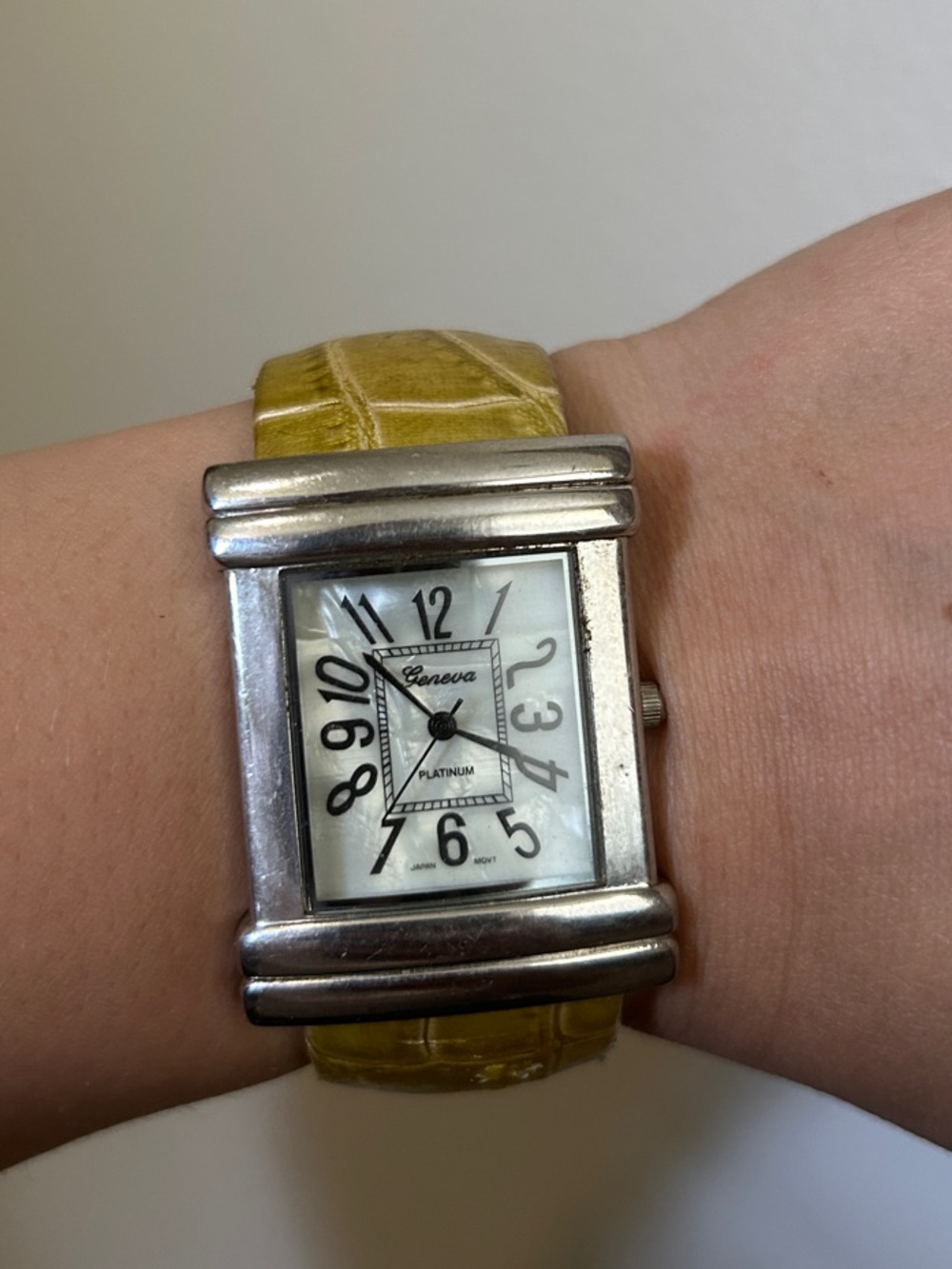 Vintage LADIES CHUNKY GENEVA PLATINUM SILVER&LIME GREEN CUFF WATCH BAND